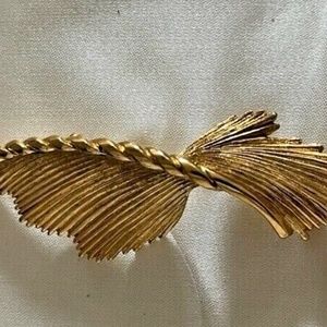AUTH BROOCH****VTG Monet abstract twist gold tone brooch***